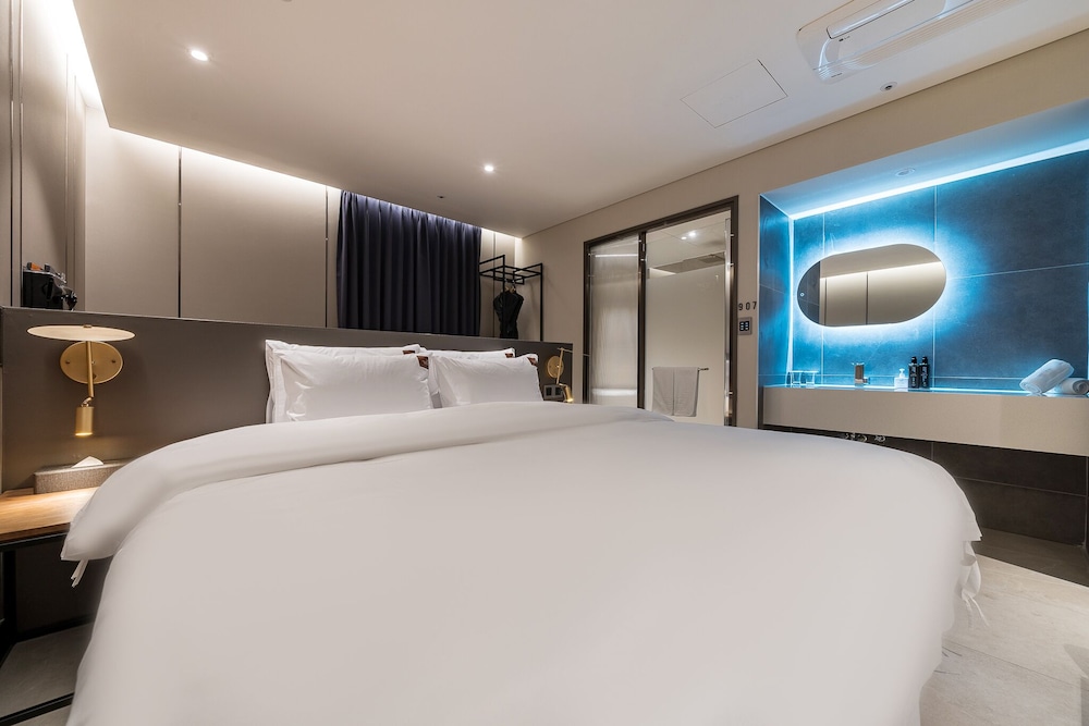 Deluxe Room, Partial Ocean View photo 1