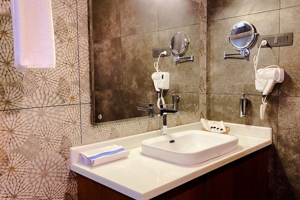 Honeymoon Cottage with Jacuzzi - Photo 19