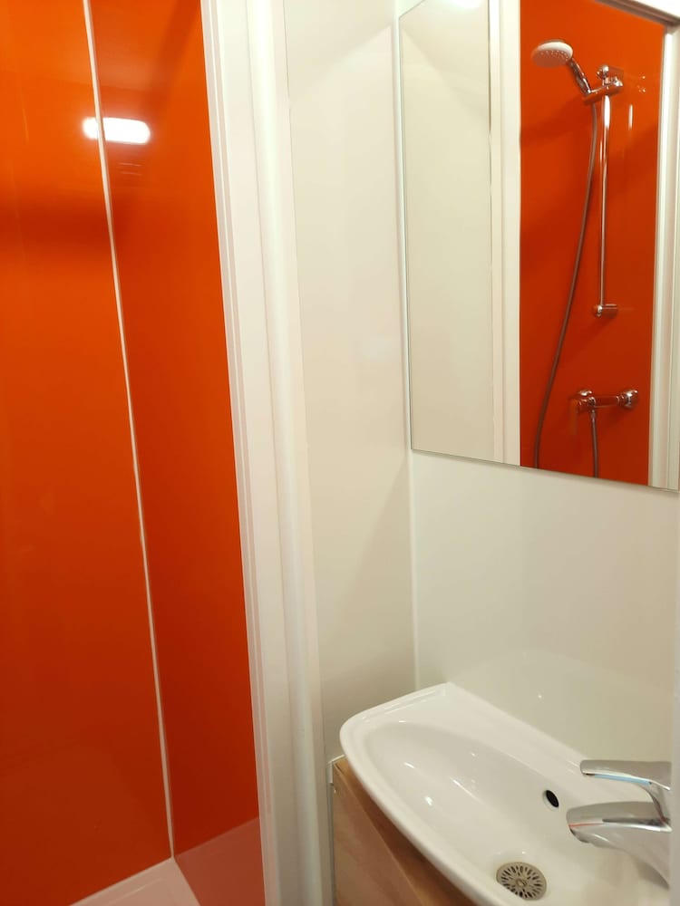 Standard Room, 3 Twin Beds - Photo 7