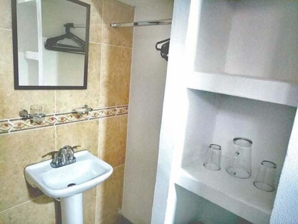 Basic Twin Room, 1 Bedroom, Non Smoking - Photo 2