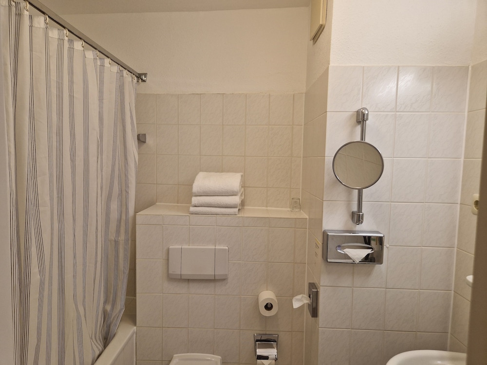 Standard Room, 1 Queen Bed, Garden View - Photo 6