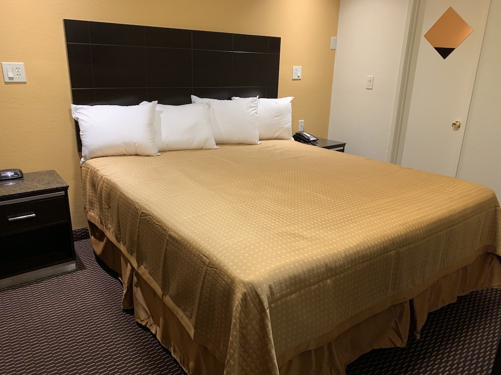 Standard Room, 1 King Bed photo 1
