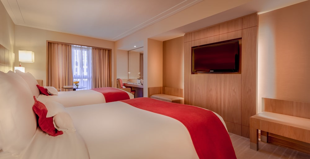 Classic Room, 2 Twin Beds, Accessible, Smoking (Club Lounge Access, Balcony)