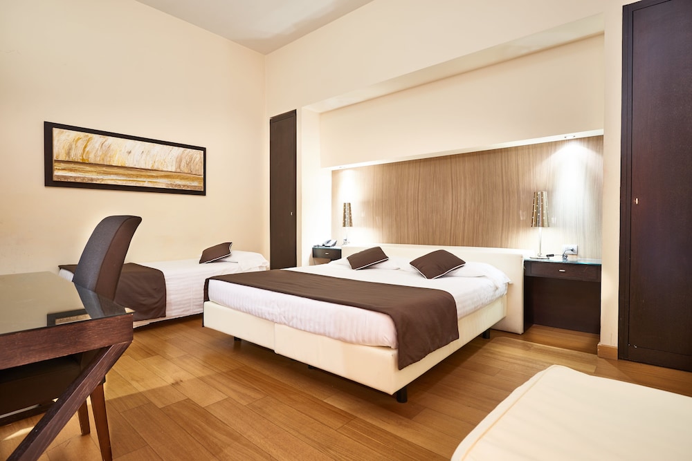 Quadruple Room thumbnail 6