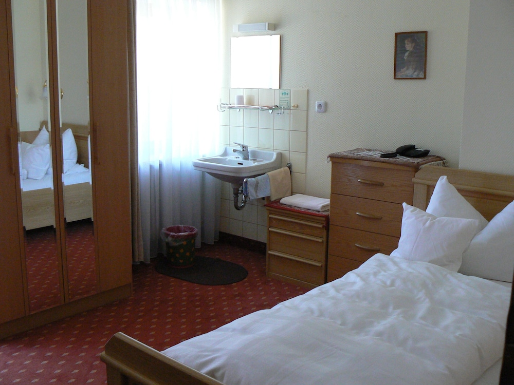 Basic Single Room, 1 Twin Bed, Non Smoking, Shared Bathroom (F) photo 3