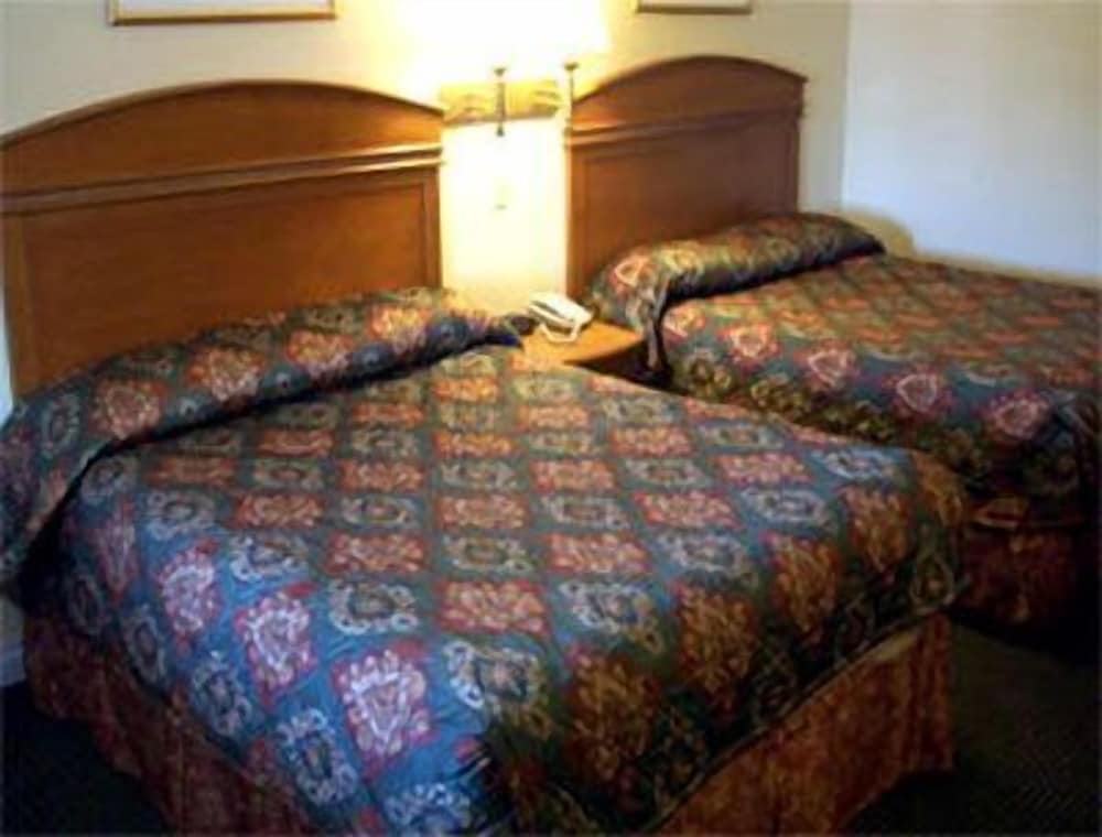 Standard Room, 2 Queen Beds, Smoking photo 3