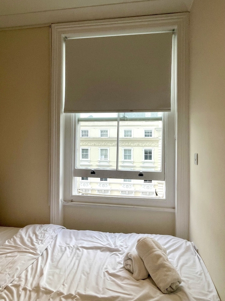 Premium Studio, Private Bathroom (family triple)