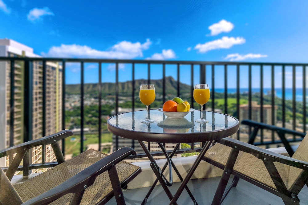 Diamond Head and Ocean views with King Bed and Parking: Apartment, 1 Bedroom, Balcony, Ocean View (0041) photo
