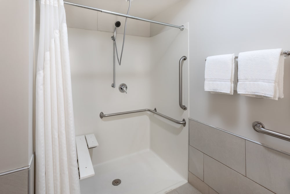 Standard Room, 2 Double Beds, Roll-in Shower (Communications Accessible) - Photo 5
