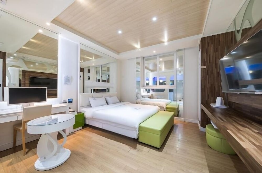 Business Room, 1 King Bed, Non Smoking, Jetted Tub