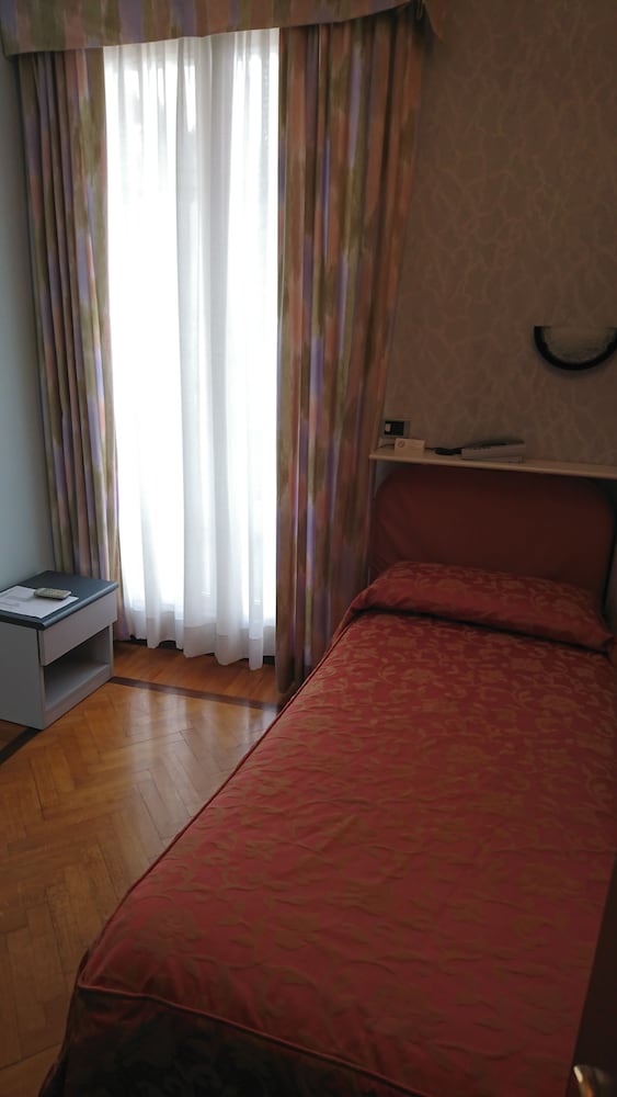 Basic Single Room, 1 Twin Bed, Non Smoking, Balcony photo 3