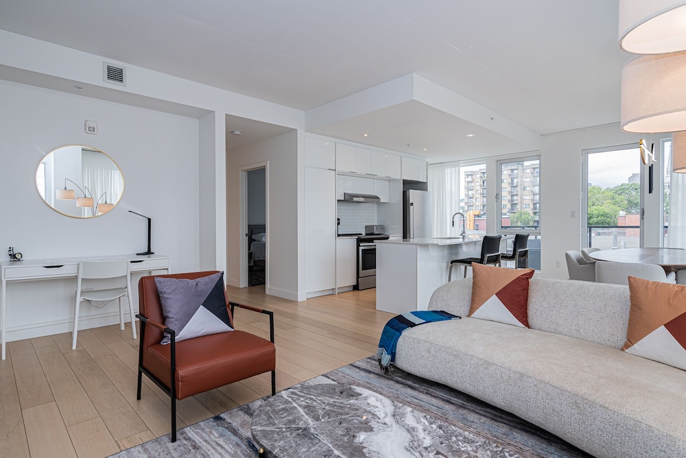 Luxury Condo, Multiple Beds, City View