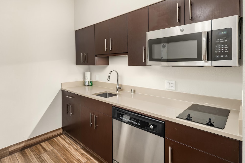 Suite, Multiple Beds, Bathtub (Mobility & Hearing) - Photo 8