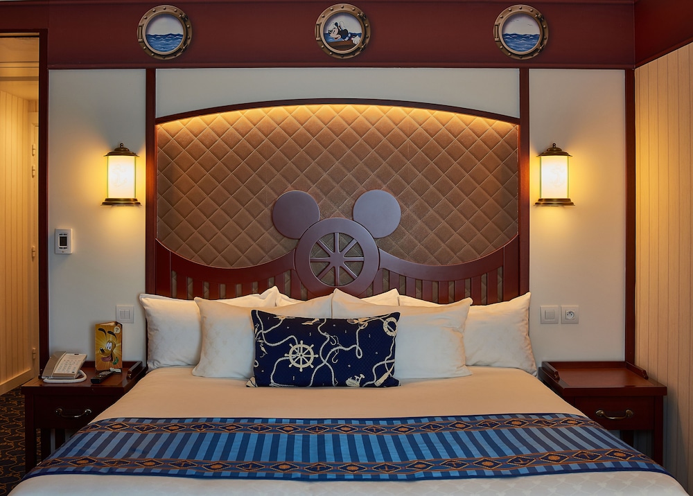 Compass Club Room - Lake View