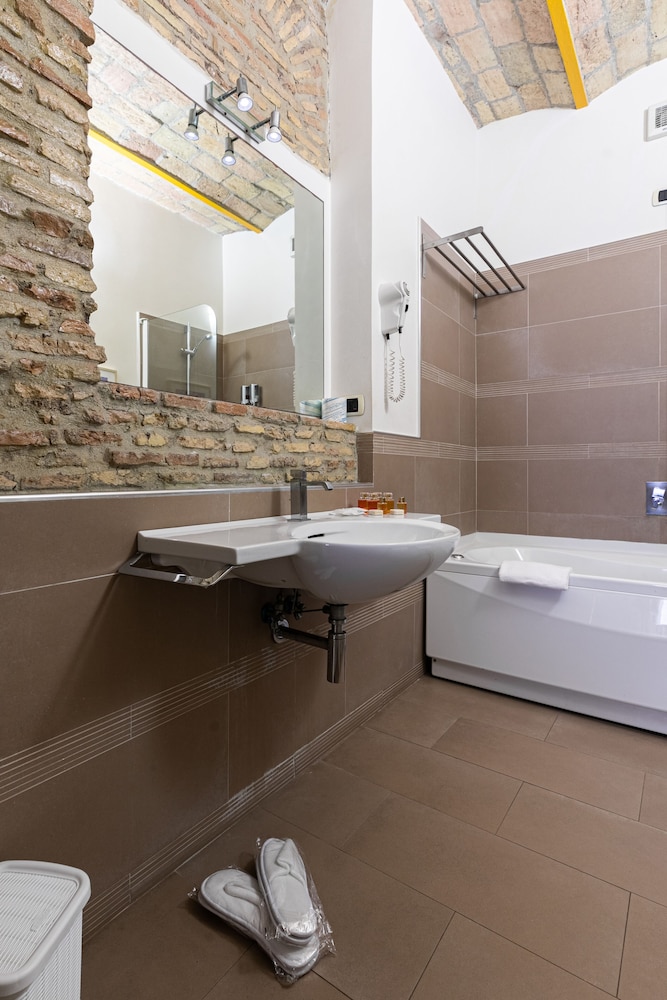 Deluxe Triple Room, 1 Bedroom, Private Bathroom photo 3