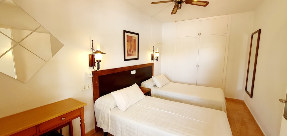 Classic Apartment, Multiple Beds, Kitchen, Poolside photo 3