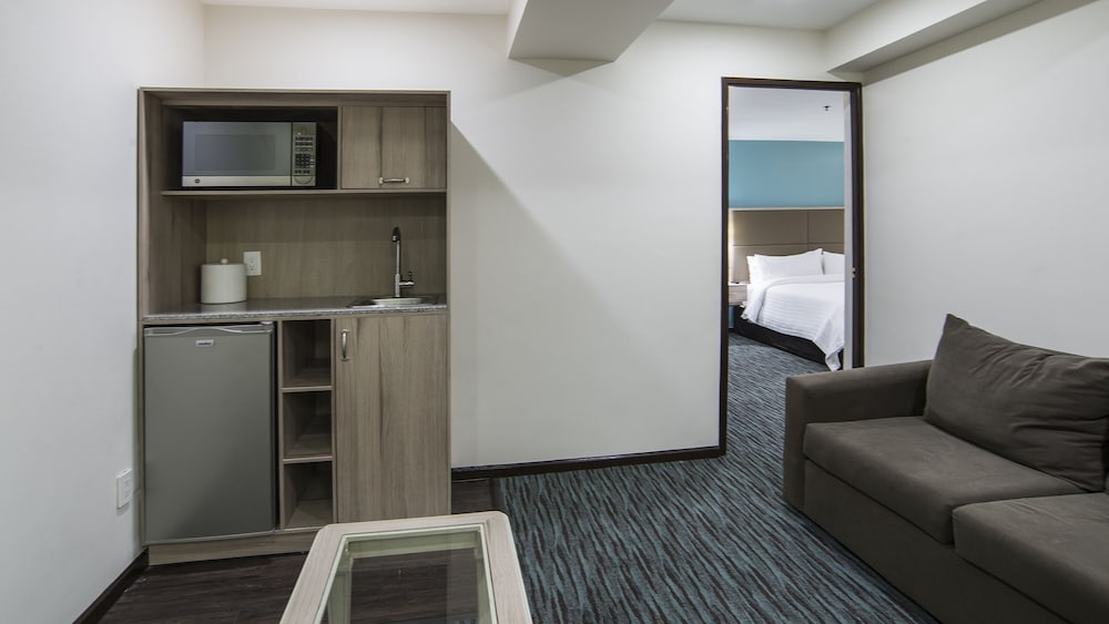 Suite, 2 Bedrooms - Photo 3