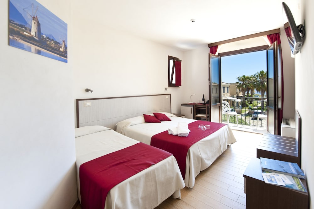 Deluxe Double Room, 1 Bedroom, Sea View (Plus Extra Bed) photo 1