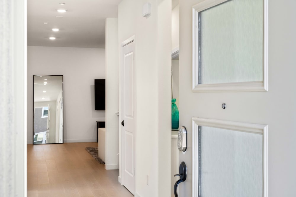 Modern 4BR Home Nr Airport DT w Fire Pit, Billede 17