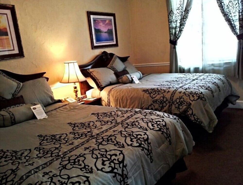 Standard Room, 2 Queen Beds photo 3