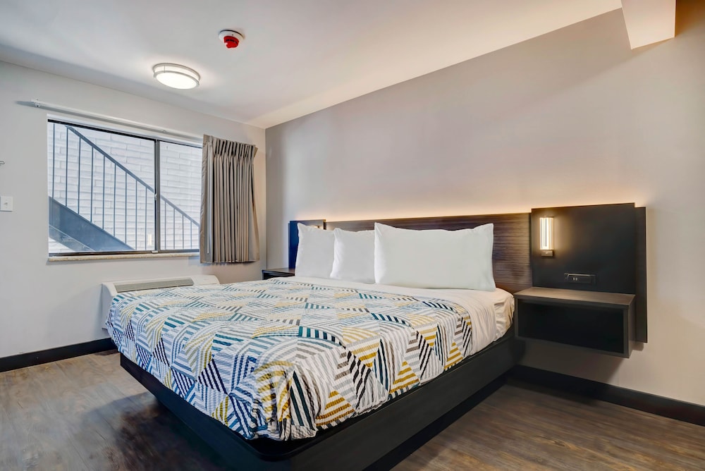 Standard Room, 1 King Bed, Accessible, Non Smoking - Photo 7