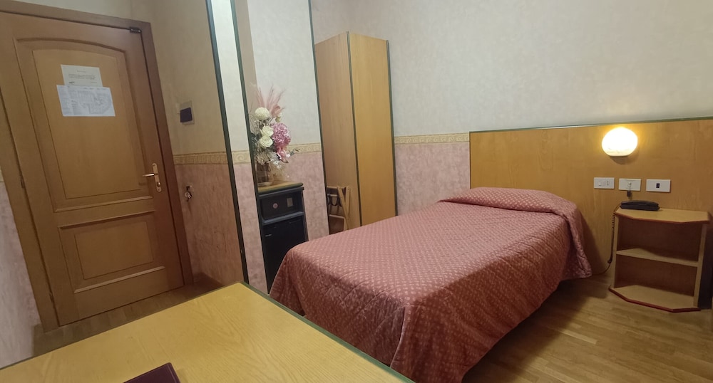 Economy Single Room, Balcony photo 3