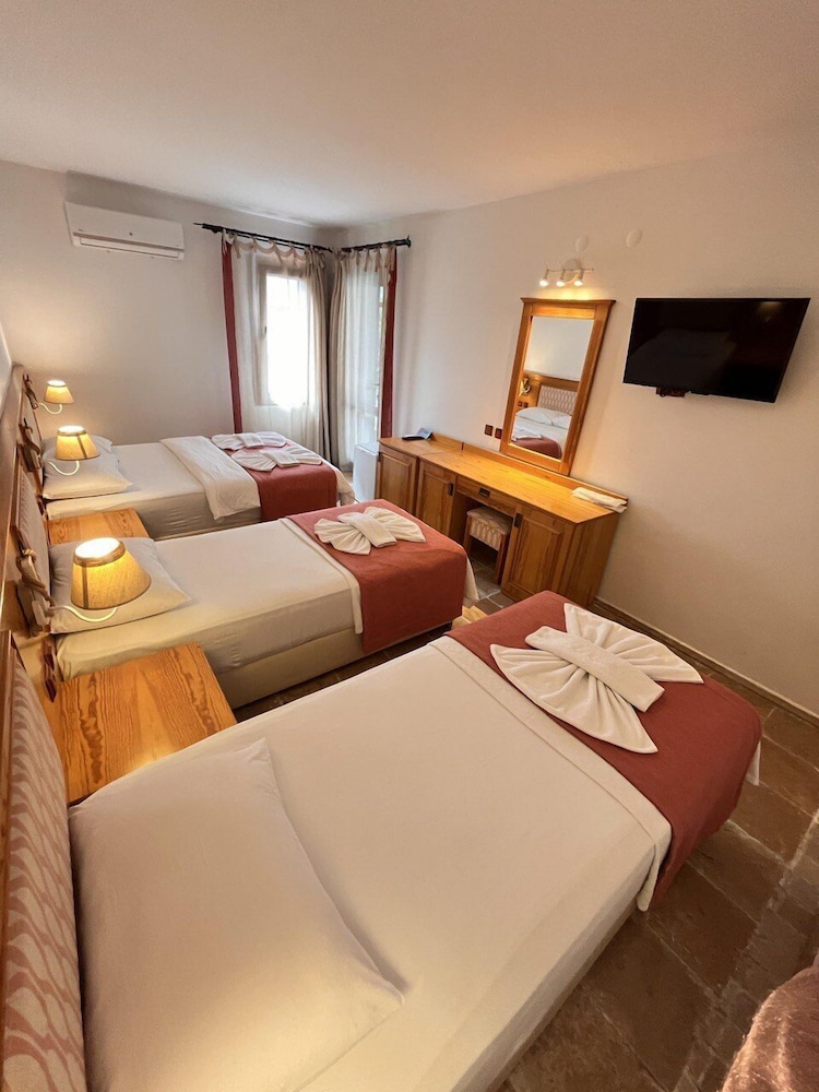 Quadruple Room, Pool View photo 3
