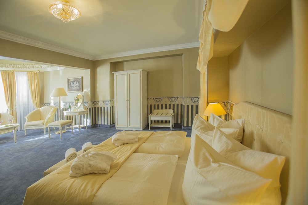 Deluxe Suite, 1 Bedroom, Bathtub photo 2