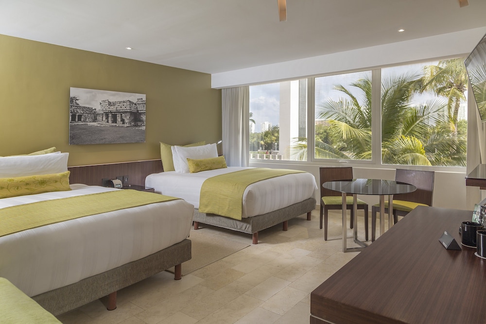 Club Signature Room with One King Bed thumbnail 5