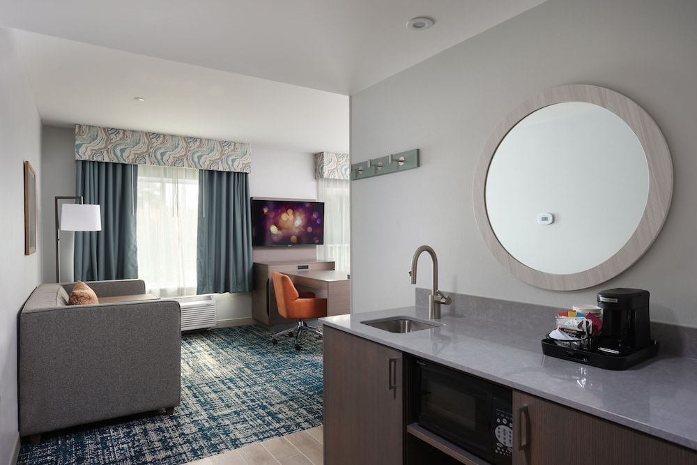 Studio, 1 King Bed, Refrigerator & Microwave (Wet bar) - Photo 4