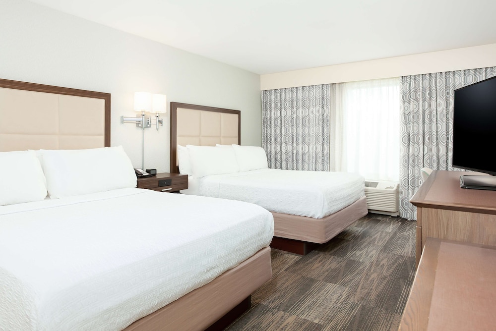 Room, 2 Queen Beds, Accessible, Bathtub