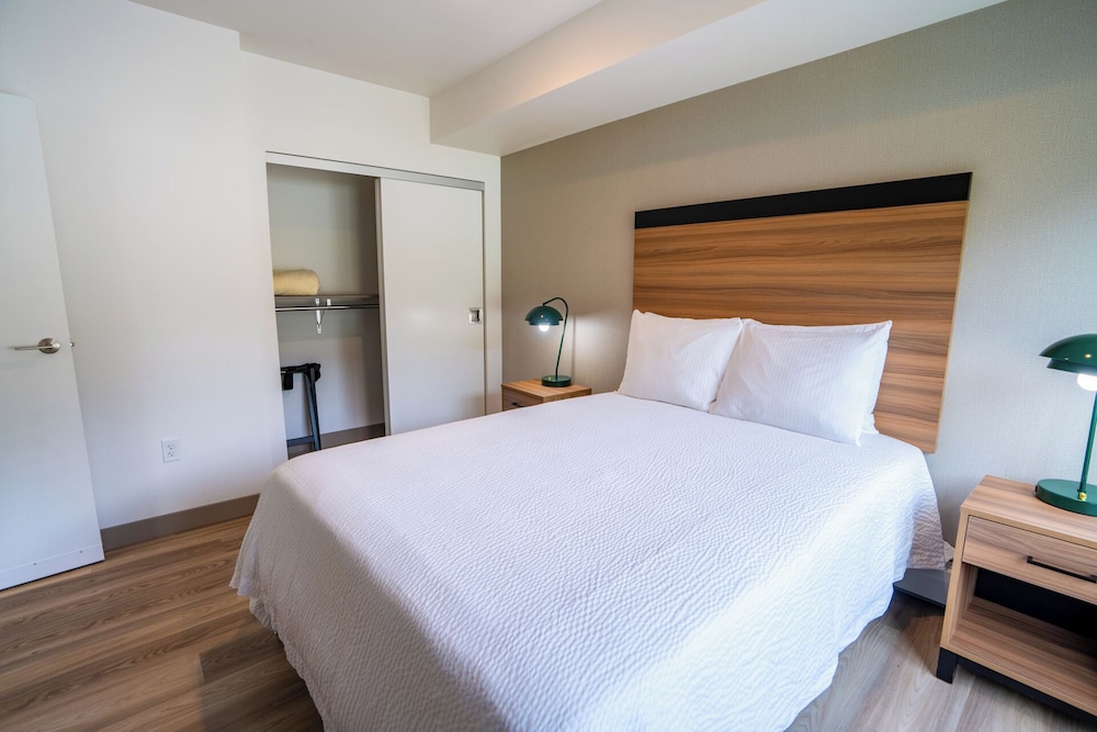 Double Room Single Use, 2 Queen Beds, Balcony, Mountain View photo 2