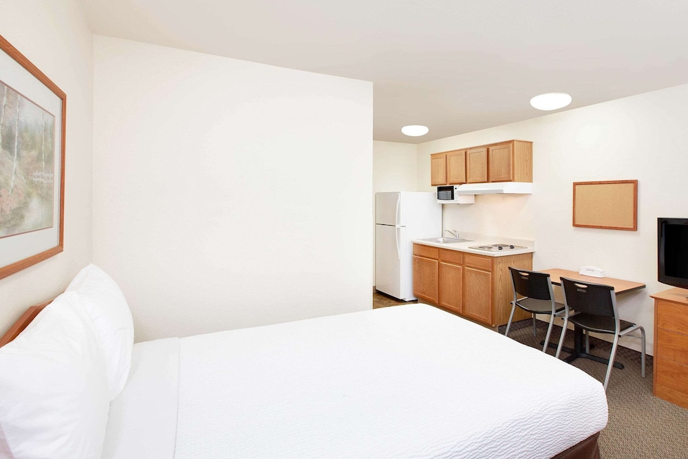 Standard Room, 1 Double Bed, Accessible, Non Smoking (Roll-in Shower) photo 2