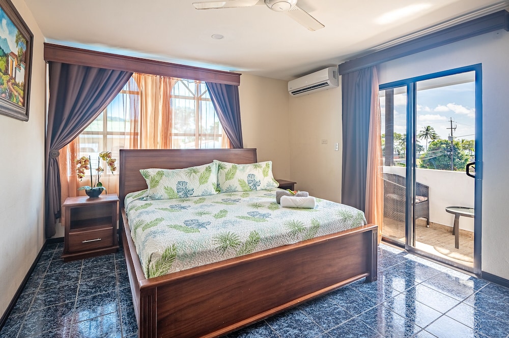 Signature Room, 1 King Bed, Balcony