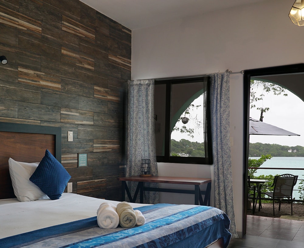 Panoramic Room, 1 King Bed, Lagoon View photo 1