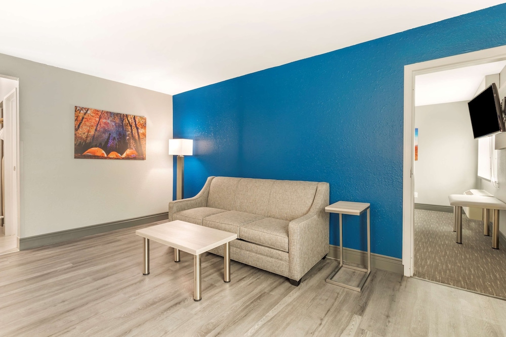 Suite, 1 King Bed, Non Smoking, Kitchenette (with Sofabed) - Photo 3