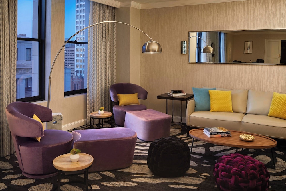 Club Room, 1 King Bed (Mobility Accessible, Tub) - Photo 9