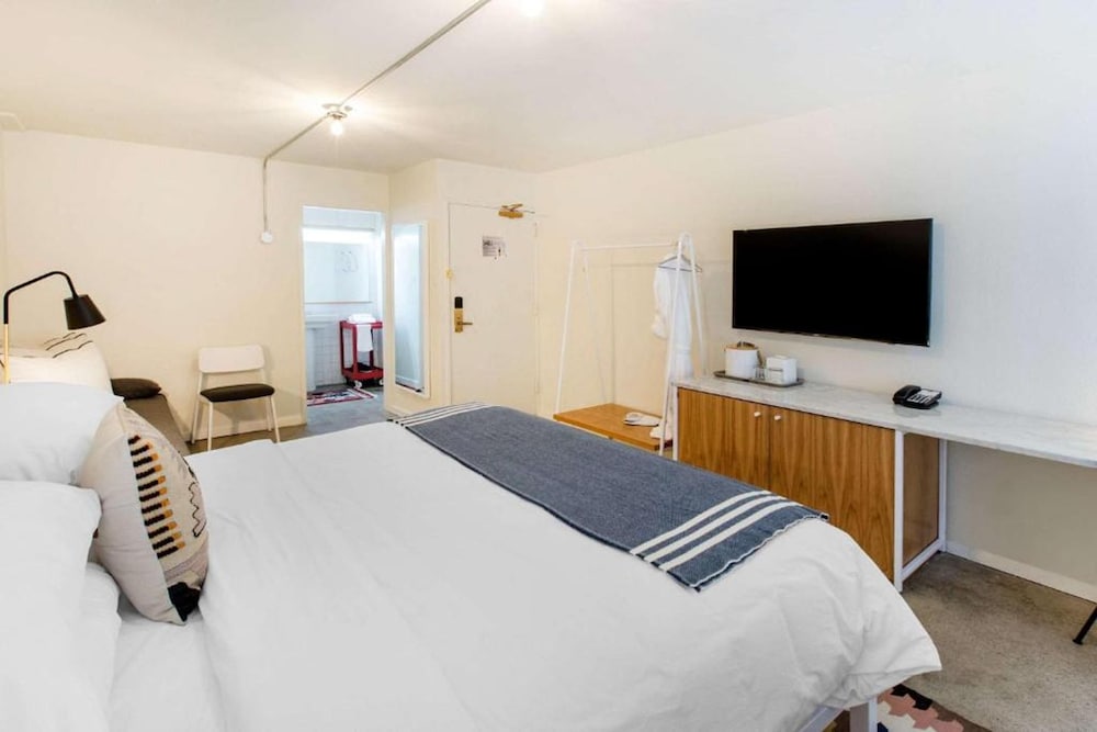 Deluxe Room, 1 King Bed - Photo 4