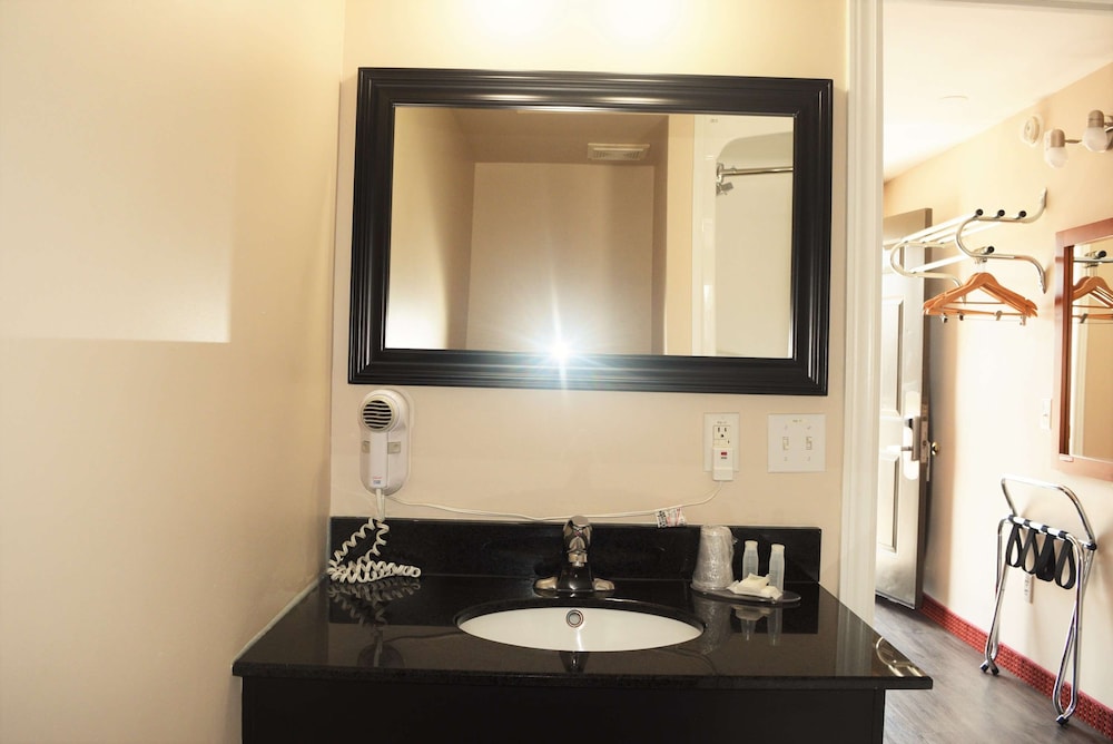 Room, 2 Queen Beds - Photo 6