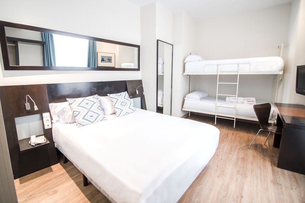 Quadruple Room - Photo 1