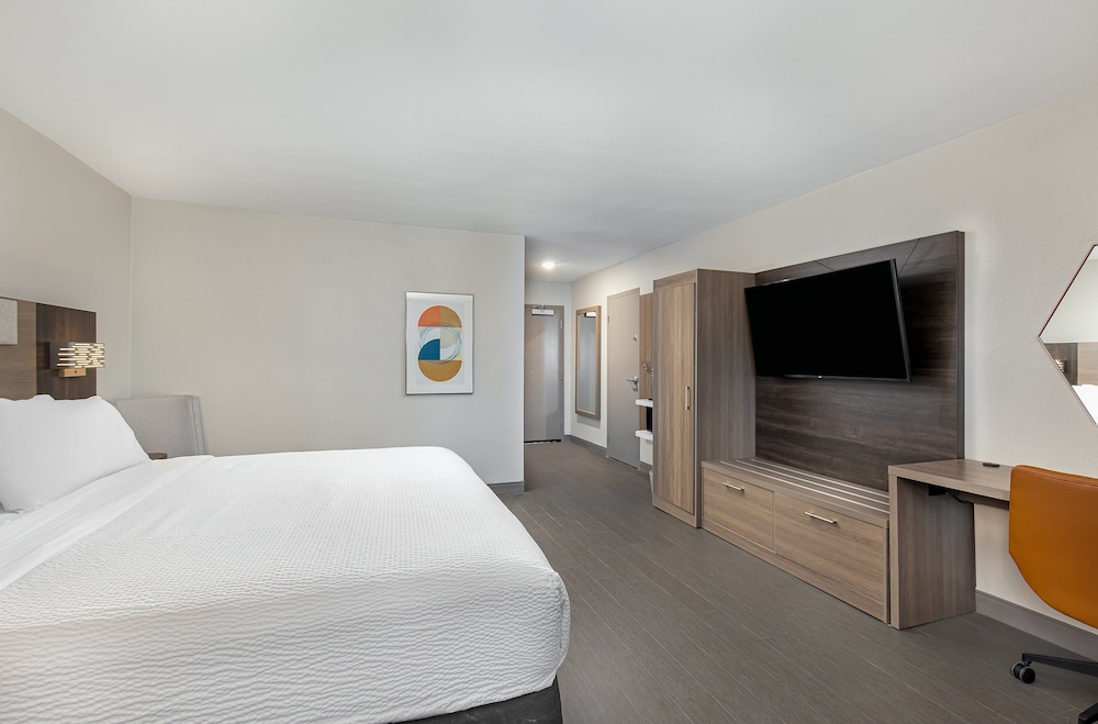 Standard Room, 1 King Bed, Accessible, Non Smoking (Communications, Mobility) - Photo 1