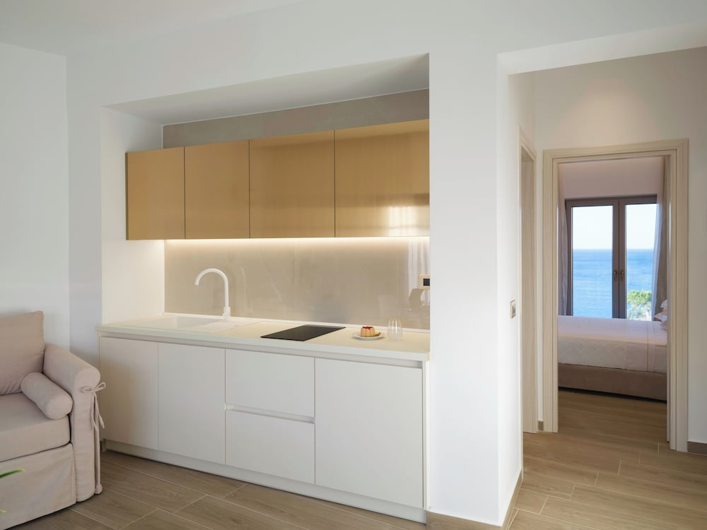 One Bedroom Suite with Sea View photo 2