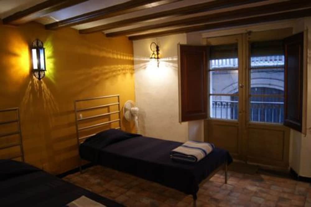 Basic Twin Room, 2 Twin Beds, Shared Bathroom photo 2