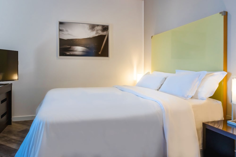 Deluxe Room, 1 King Bed, Balcony, Sea View photo 3