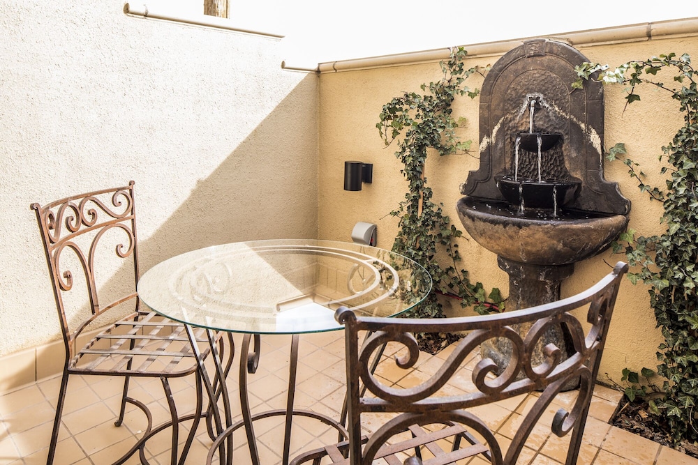 Outdoor Patio King Room photo 2