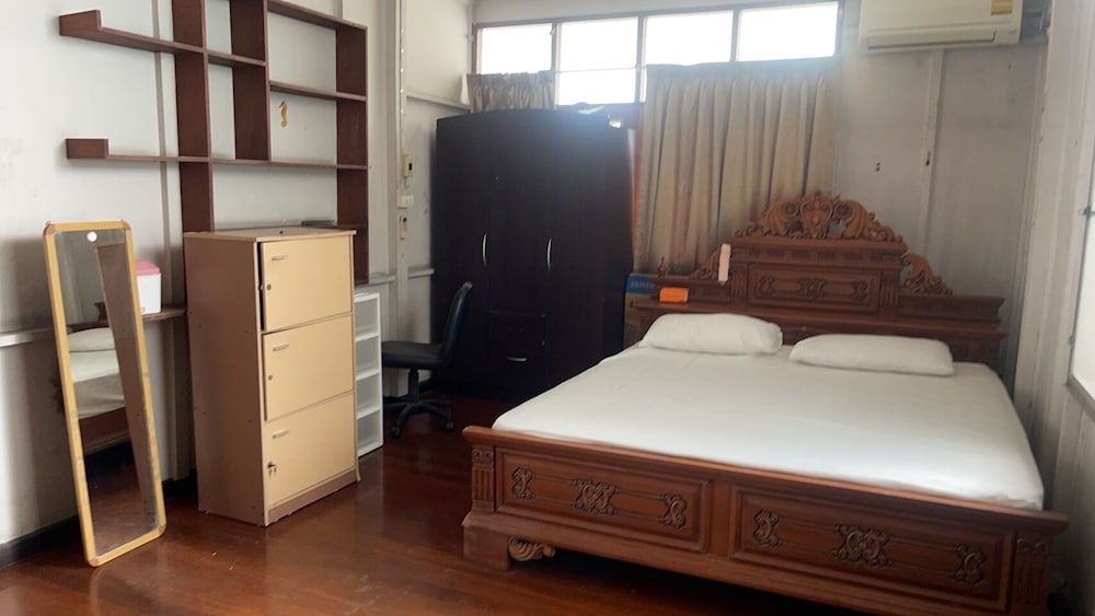 Three-Bedroom House photo 2