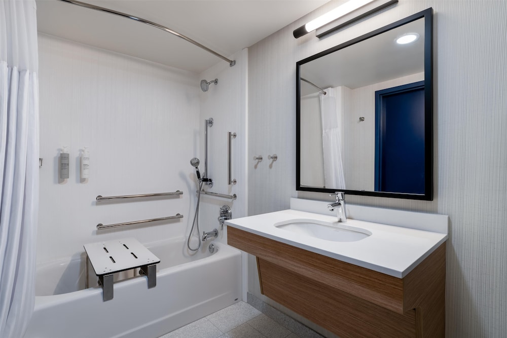 Room, 1 King Bed, Accessible, Bathtub (Mobility) - Photo 2