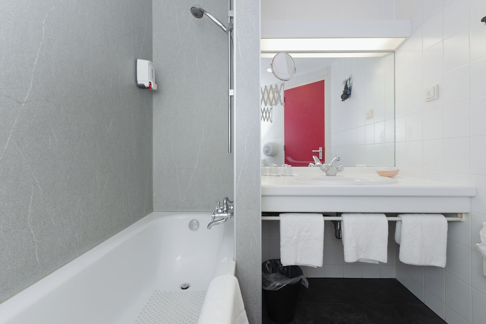 Deluxe Triple Room, 3 Twin Beds - Photo 12