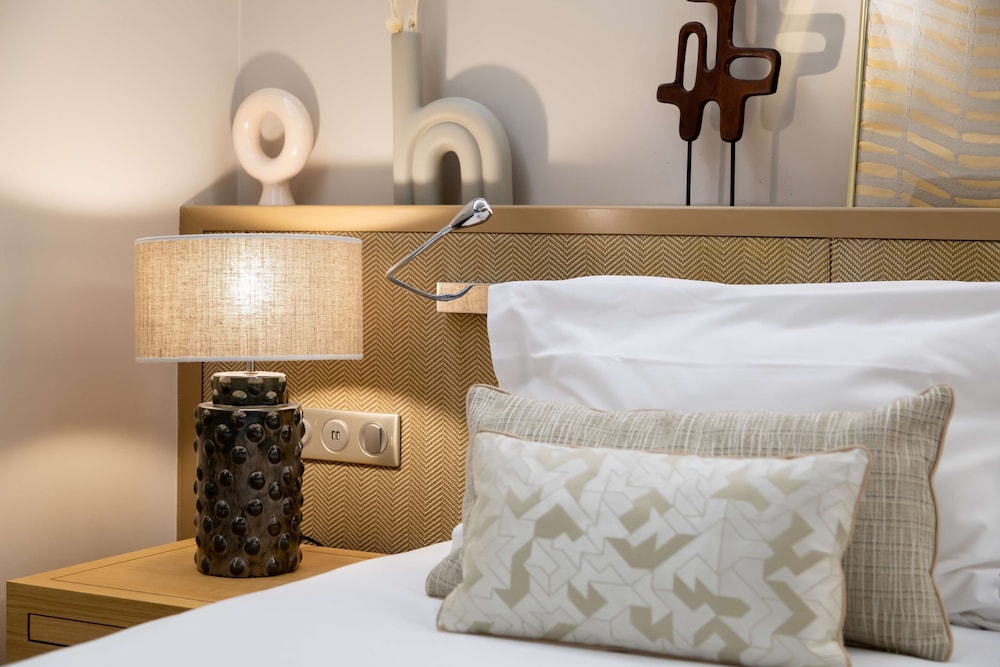 Signature Suite, 1 King Bed thumbnail 5
