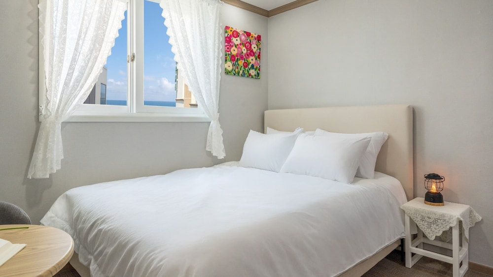 Basic Room, 1 Bedroom (Room 202 (Ocean View / Netflix)) photo 1
